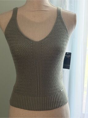 🆕 Abercrombie & Fitch Sage Green V-Neck Cropped Knit Tank Top / XS / NWT!! 💚